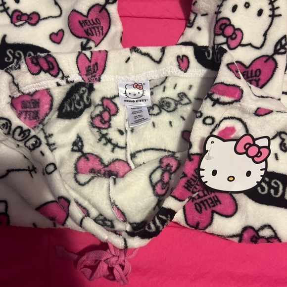 Women’s hello kitty plush pajama pants - Picture 3 of 3